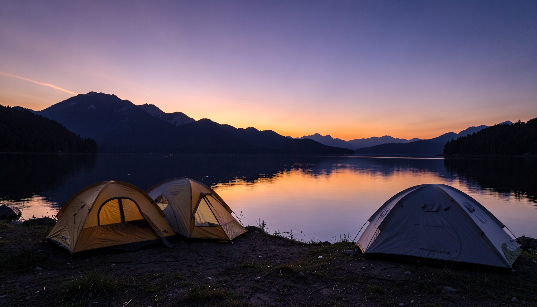 Tenda-tenda berkemah di tepi danau saat senja, air tenang memantulkan langit ungu dan jingga, siluet pegunungan di kejauhan